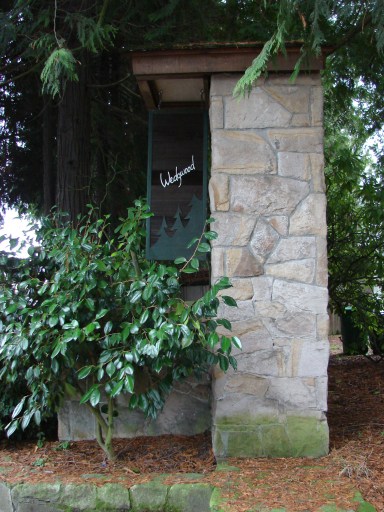At the main entrance to the first Wedgwood development, stone gateposts were set up like those of the driveway on an English manor home.
